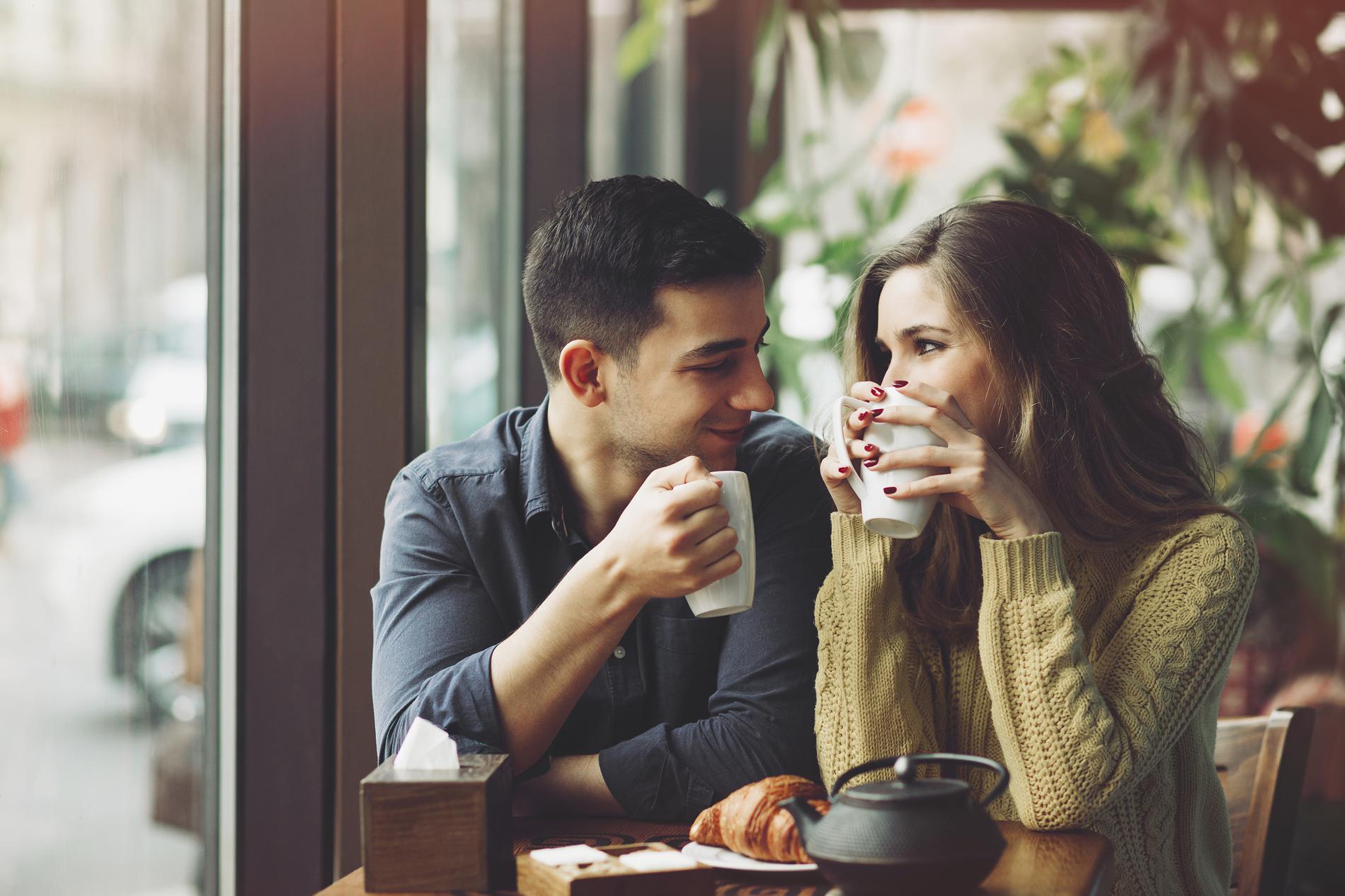Couple dans un café