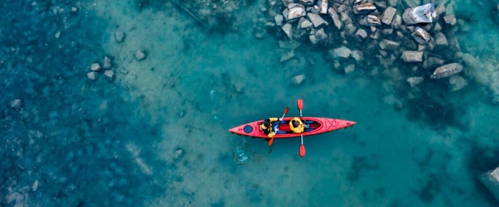 kayak gonflable de mer rouge avec 2 personnes à bord